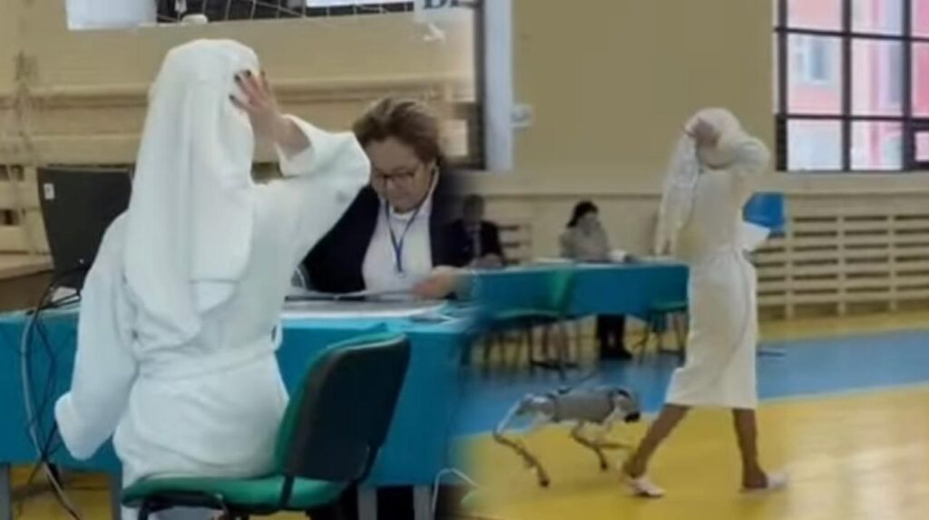 Жаңа ғана жуынып шыққандай: астаналық тұрғын референдумға халатпен келді