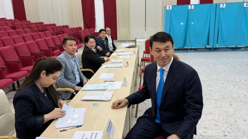 Референдум: Дархан Сатыбалды дауыс берді