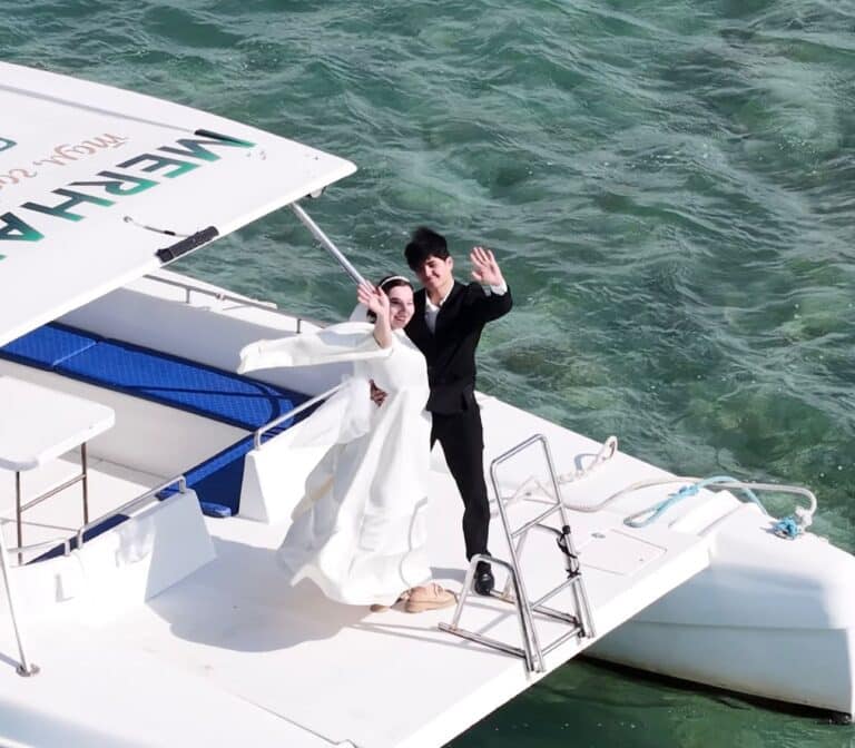 Молодожены из Мангистау прибыли на референдум на катере