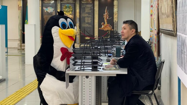 «Пингвин» на референдуме: необычный избиратель появился на участке в Алматы