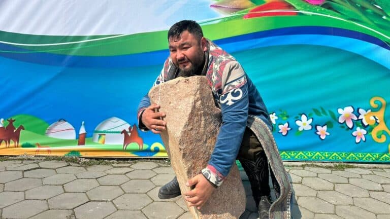 Қажымұқаннан кейінгі екінші адам: Түркістанда көне Балуан тас көтеру рәсімі жаңғырды