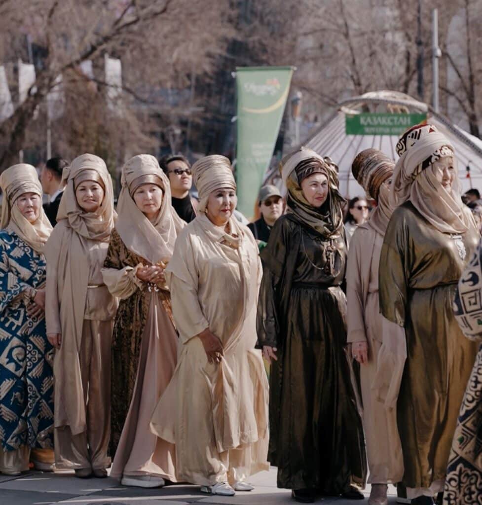Модные апашки удивили алматинцев на праздновании Наурыза