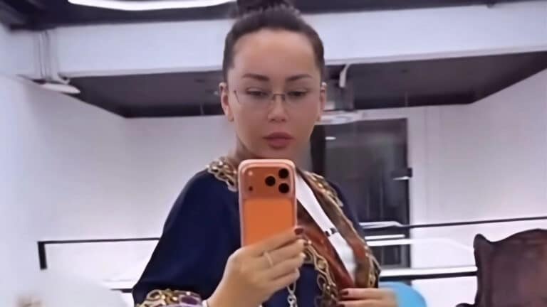 Баян Алагөзова құрбысынан 600 мың теңгеге шапан алғанын айтып мақтанды