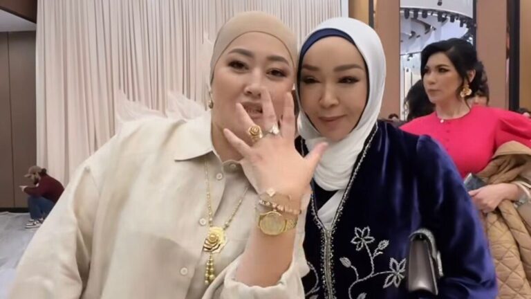 Айнұр Тұрсынбаева Наркенже Серікбаеваға бриллиант сақинасын сыйлады