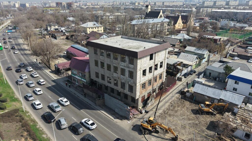 Незаконный самострой в районе озера Сайран снесут в Алматы