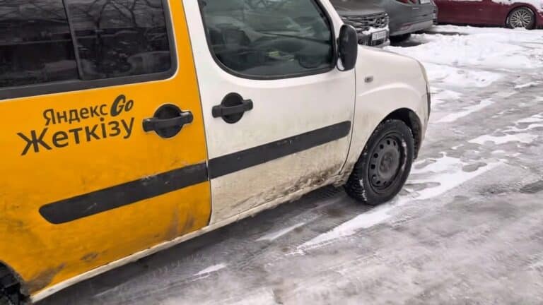 Водитель показал заработок в грузовом такси во врем снегопад в Алматы