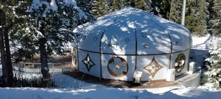 От степи к подиуму: как юрты вдохновляют Louis Vuitton, Loro Piana и New Balance