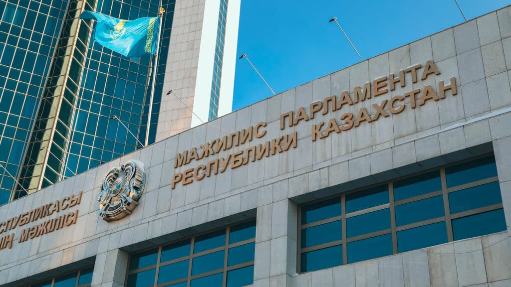 Парламент Құрылтай мен Президент туралы Конституциялық заң жобаларын қарайды