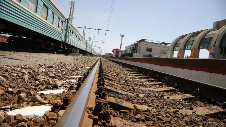 Сенатор заявил о критическом износе железных дорог в Казахстане