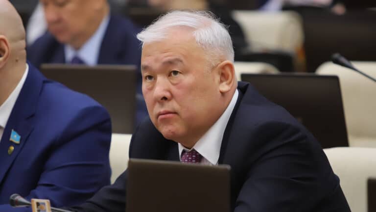 Абенов требует от полиции Астаны благодарности за найденное оружие в элитном ЖК