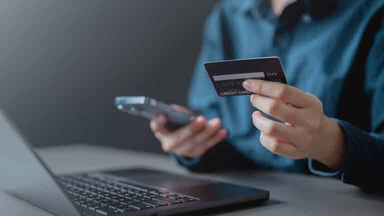 Бывшим женам запретили «пробивать» счета в банках мужей напрямую в Казахстане