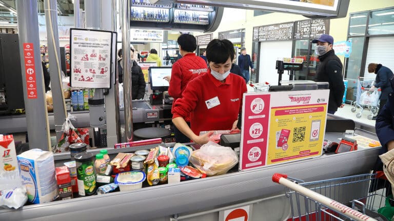 Молодежь в Казахстане не находит себе новой работы и трудится в торговле