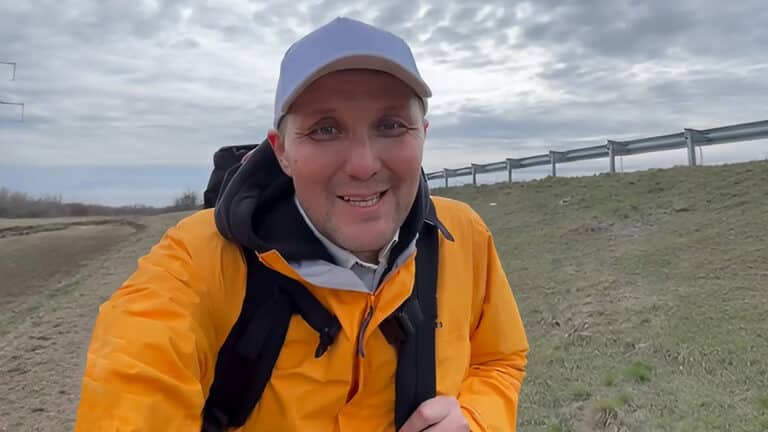 Из Астаны в Мекку пешком - путь казахстанца обсуждают в сети