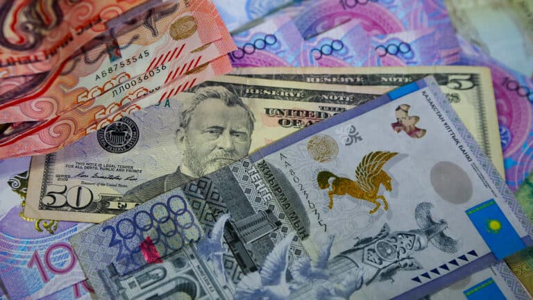 Тенге может укрепиться до 463 за доллар – уровня лета 2024-го, считают аналитики