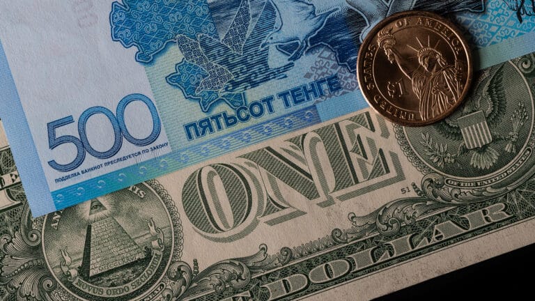 Казахстанцы не спешат скупать доллары на фоне рекордно низкого курса