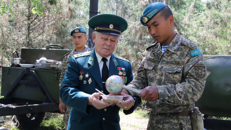 На майские праздники вместо парада казахстанцев угостят солдатской кашей