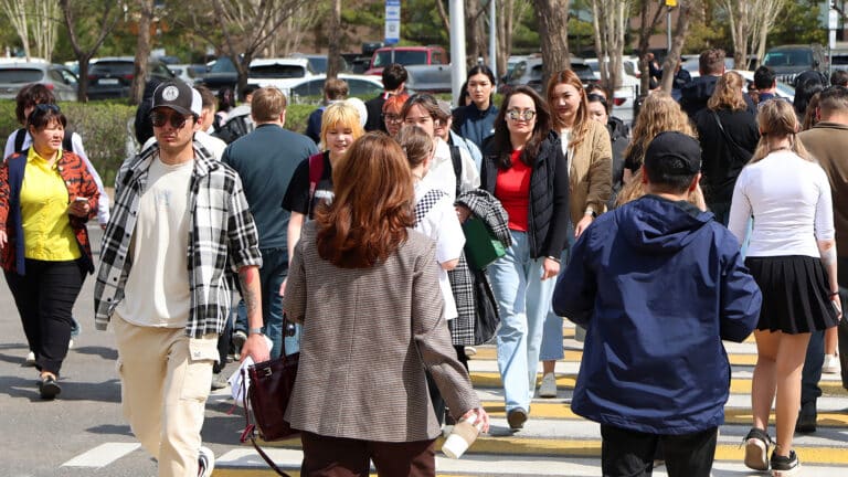 Казахстанцы в основном живут от зарплаты до зарплаты