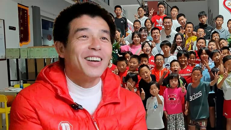 Китайский «суперпапа» усыновил почти 300 сирот и вырастил из них успешных людей