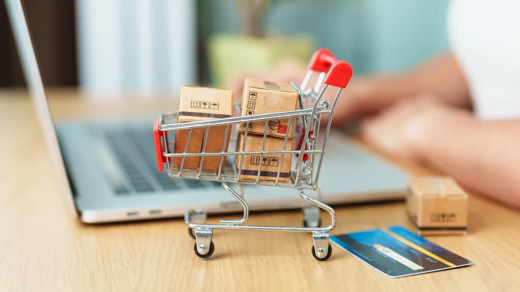 Лимит по рассрочке на маркетплейсах и в торговых домах установят в Казахстане/shutterstock, бильд-редактор: Серикжан Ковланбаев