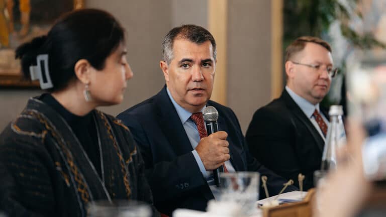 Кто за час выкупил крупный пакет акций Air Astana