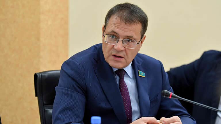 В Казахстане 61 тысяча сирот все еще ждет жилье