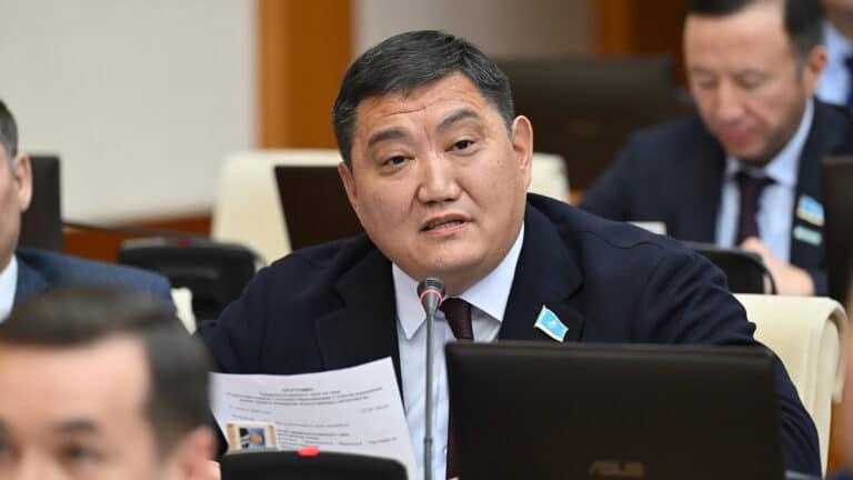 Базарбек потребовал вернуть деньги у оставшихся за границей болашакеров