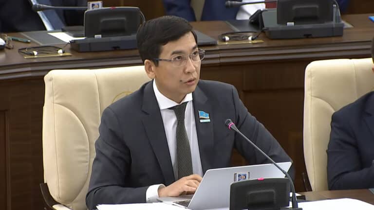 «Сторожат до ночи»: депутат призвал не винить учителей за выпускные в ресторанах