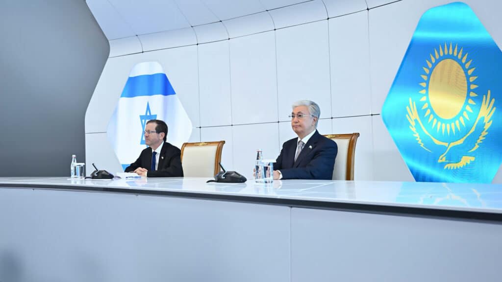 Токаев показал президенту Израиля основные достижения Казахстана в цифровизации 