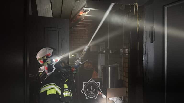 В Шымкенте потушили пожар в кафе, начавшийся с возгорания фритюрницы