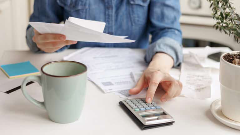 Эксперт рассказала, как казахстанцам списать кредиты