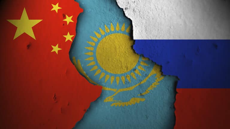 Казахстан становится более зависимым от Китая и России, считает экономист