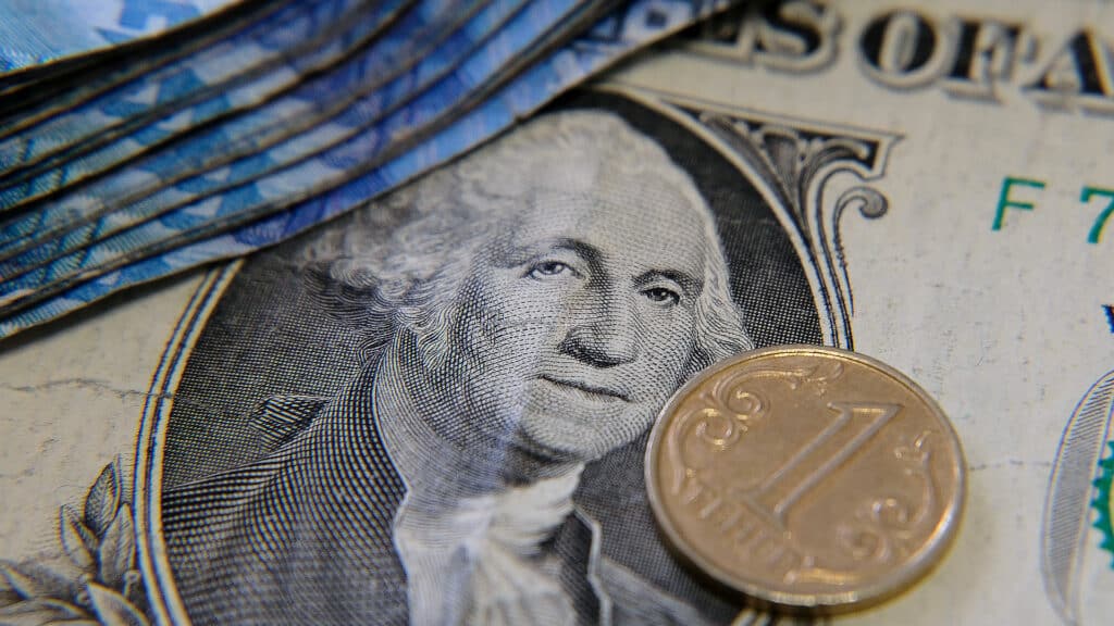 Сулейменов допустил подорожание доллара и евро к тенге в сезон отпусков/фото: Серикжан Ковланбаев