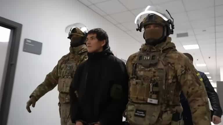 Десятки ножевых ранений: подозреваемого в убийстве семьи в Атырау признали вменяемым