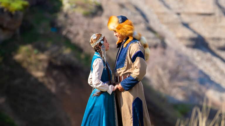 5% казахстанцев вступают в брак ради свободы от родителей, а большинство - по любви