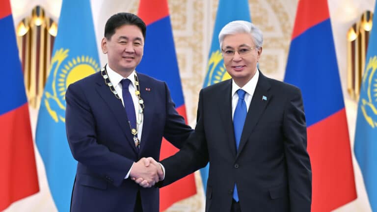 Токаев наградил президента Монголии орденом «Алтын Қыран»