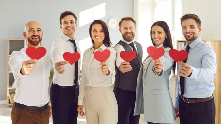 Больше половины казахстанцев влюблялись в коллег на работе