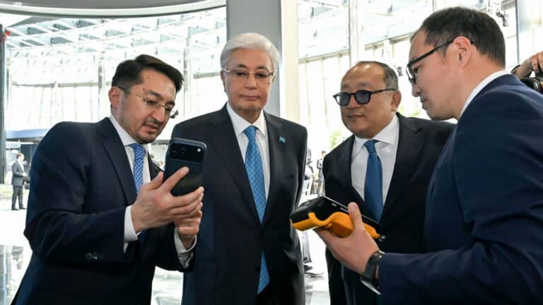 Токаеву показали первый платеж криптовалютой через казахстанскую систему CryptoPay