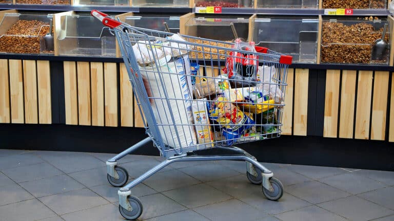 Эксперт объяснил, почему цены не падают, когда тенге укрепляется