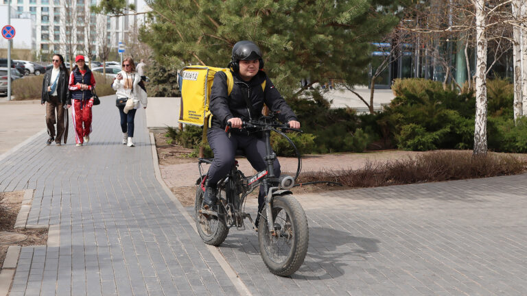 Электровелосипеды курьеров забирают на штрафстоянку с улиц Астаны