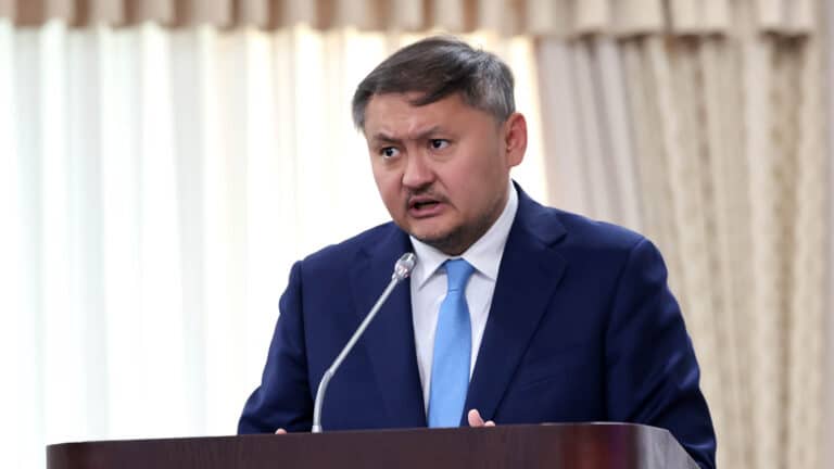 Саясат Нурбек предсказал исчезновение курьеров и таксистов в Казахстане