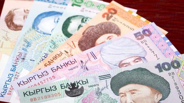 Учителям в Кыргызстане поднимут зарплаты