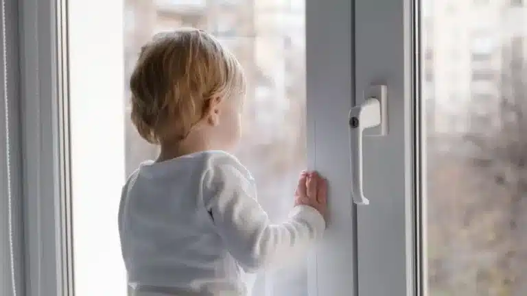 Петропавлда 3 жастағы бала көпқабатты үйдің терезесінен құлап аман қалды