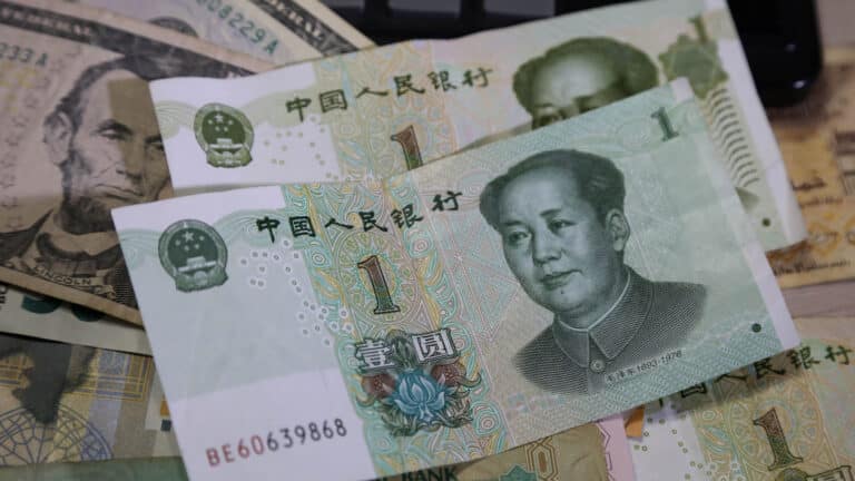 Юань и евро будут постепенно вытеснять доллар: что это значит для казахстанцев