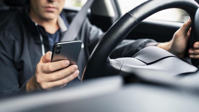 Эксперты требуют четких правил пользования смартфоном за рулем в Казахстане