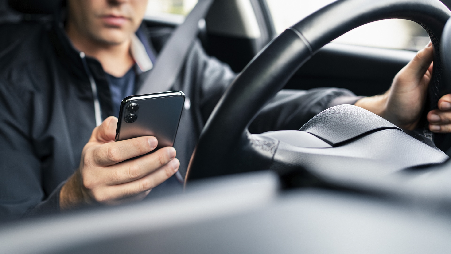 телефон за рулем, смартфон за рулем, запрет на телефон в автомобиле, запрет на смартфон в авто, штраф за телефон за рулем