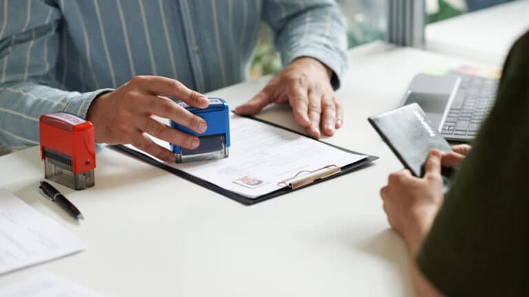 Казахстан ужесточил правила для ВНЖ, но льготы специалистам остались