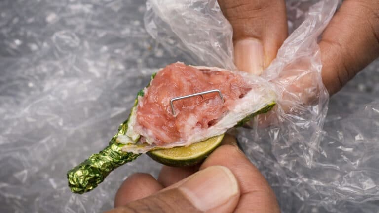 Қырғызстанда ер адам балаларға ішіне ине салынған кәмпит таратқан