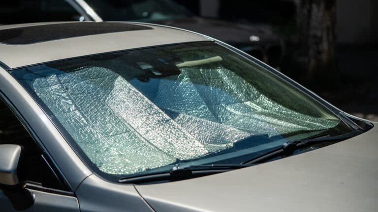 В Актобе солнечные блики от окон расплавили чехол автомобиля