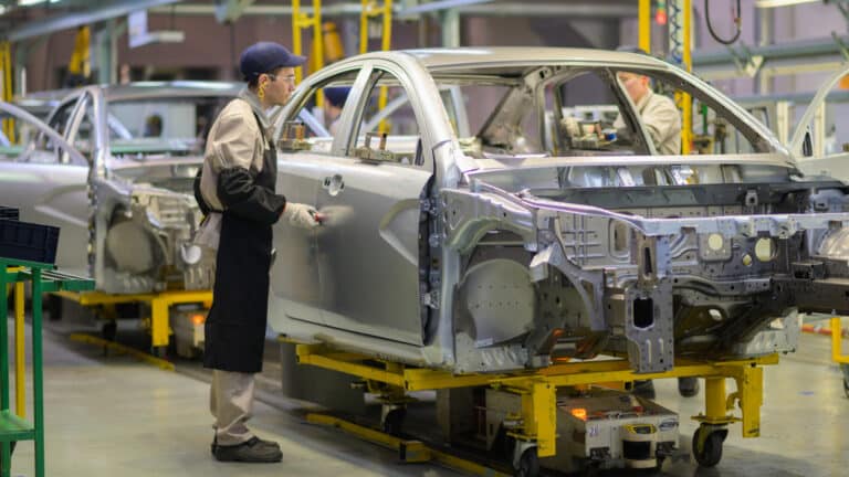 Lada едет в Бишкек: Россия запустит сборку до 25 тыс. авто в Кыргызстане