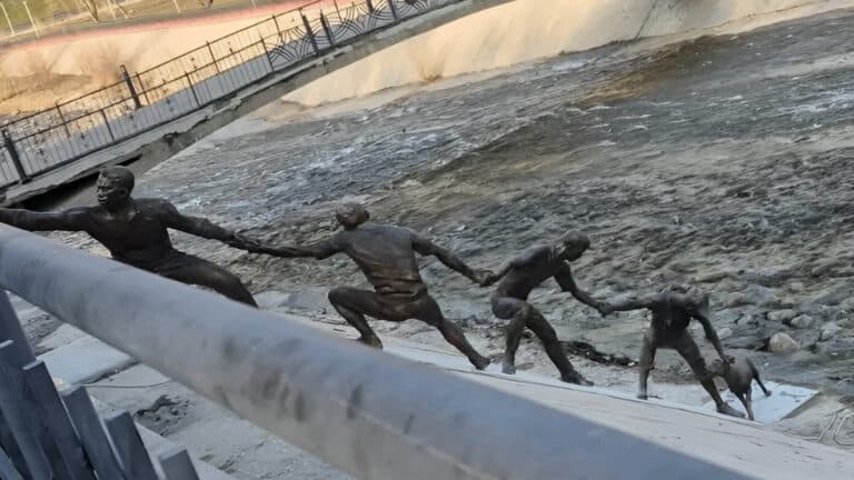 Алматинцы хотят убрать памятник спасению собаки на фоне закона об эвтаназии животных